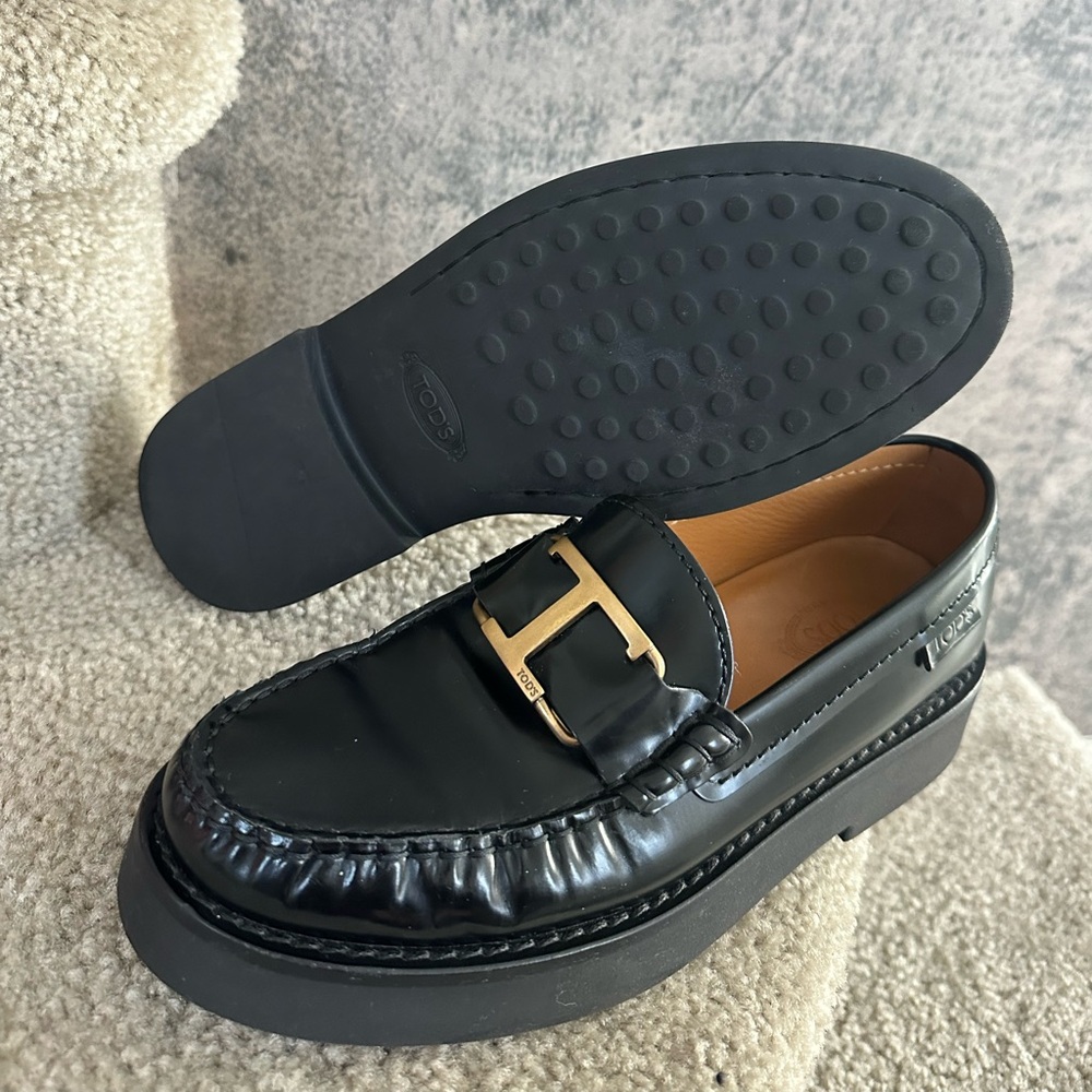 Tod’s Black Leather Loafers with Gold Timeless T - Picture 3 of 4